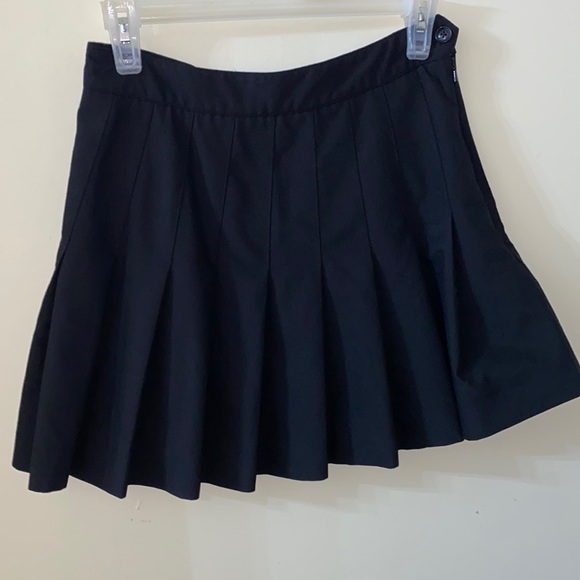 ⭐️ Host Pick ⭐️ Cute Aritzia Talula Black Pleated Skirt Size 6 - Picture 2 of 8